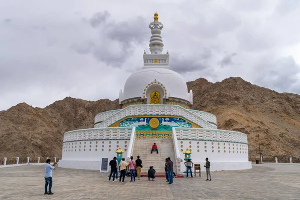 Famoso Shanti Stupa Frente Una Montaña Rocosa Leh Ladak India —  Fotos de Stock