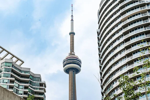 Tower Tegen Blauwe Bewolkte Lucht Achtergrond Toronto Ontario Canada — Stockfoto
