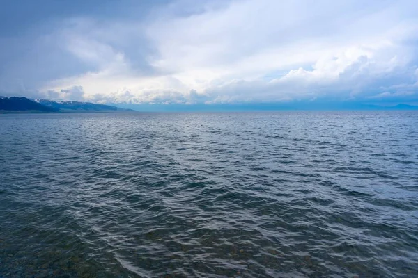 在中国新疆的一个阴郁的日子里 Sayram湖 — 图库照片