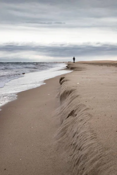 Eine Vertikale Aufnahme Eines Strandes Einem Bewölkten Tag — Stockfoto