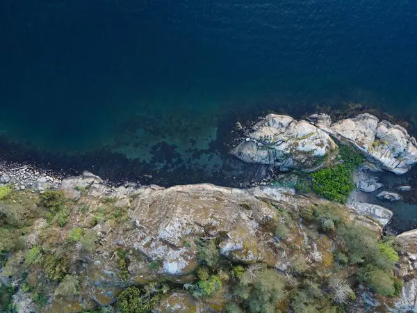 Αεροφωτογραφία Παράκτιου Τοπίου Βραχώδεις Γκρεμούς Και Θάλασσα — Φωτογραφία Αρχείου