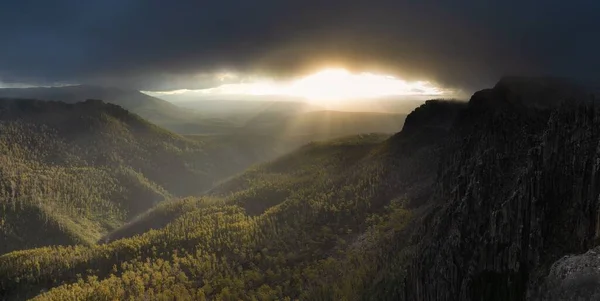 Uma Vista Aérea Montanhas Com Árvores Sob Luz Sol — Fotografia de Stock