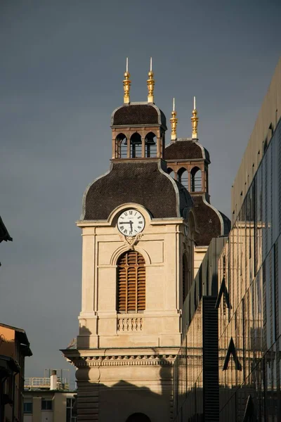 Eine Nahaufnahme Eines Alten Schönen Uhrturmgebäudes Eine Vertikale Aufnahme — Stockfoto
