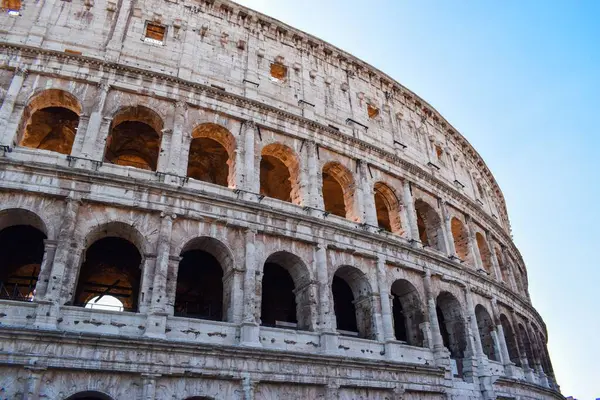 Primer Plano Del Prominente Anfiteatro Del Coliseo Sobre Fondo Celeste —  Fotos de Stock