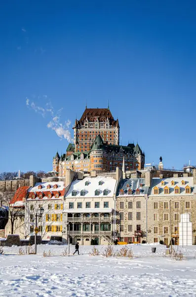 Fairmont Şatosu Frontenac Arka Planına Sahip Binaların Dikey Görüntüsü — Stok fotoğraf