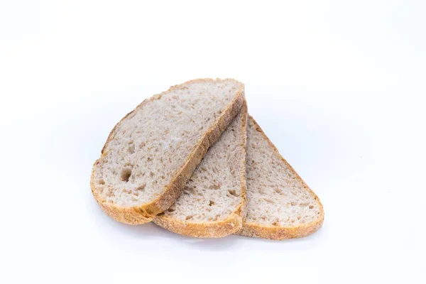 白背景下分离的黑麦酸面团面包片 — 图库照片
