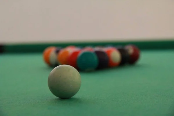 Eine Selektive Fokusaufnahme Eines Weißen Billardballs Auf Dem Grünen Tisch — Stockfoto