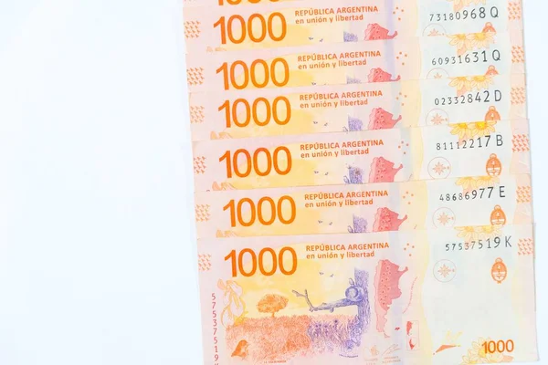 Sechstausend Argentinische Peso Scheine Isoliert Auf Weißem Hintergrund — Stockfoto