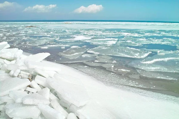 Шматочки Льоду Тануть Водоймі Березі Концепція Глобального Потепління — стокове фото