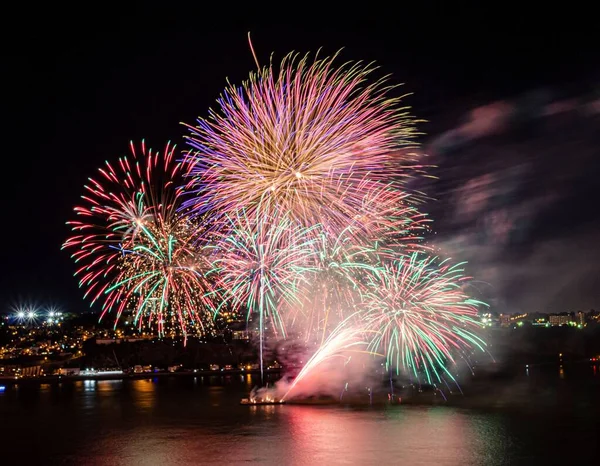 暗闇の中で川の上に花火の爆発の美しいショット — ストック写真