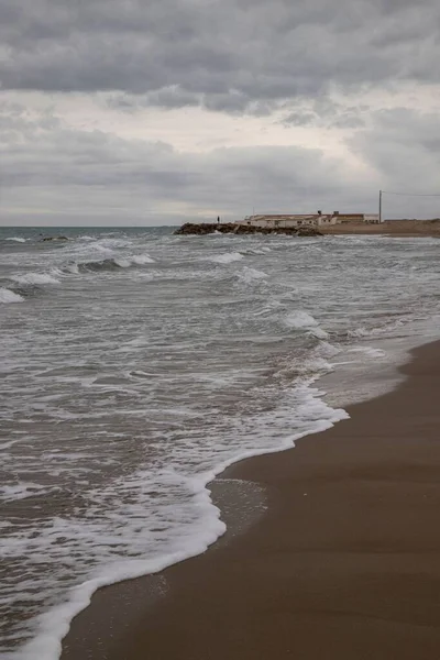 Bulutlu Bir Günde Dalgalı Bir Plajın Dikey Görüntüsü — Stok fotoğraf