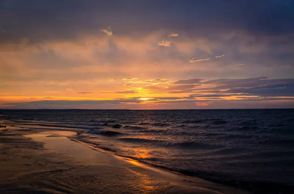 Schöne Aufnahme Eines Leeren Strandes Sonnenuntergang — Stockfoto