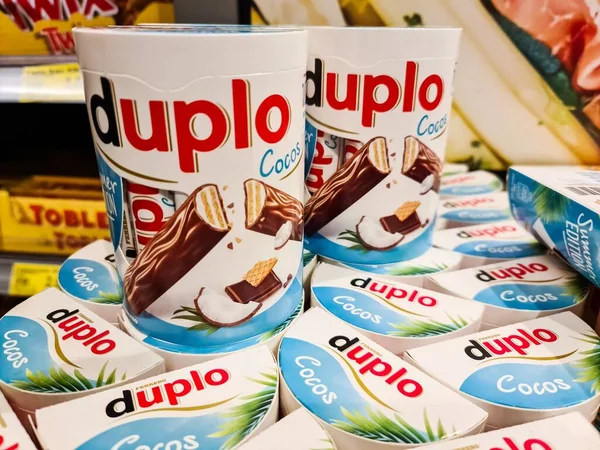 Süpermarketin rafında bir sürü çikolatalı bisküvi var.