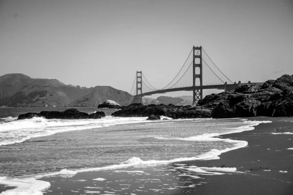 Uma Bela Vista Uma Ponte Sobre Mar Tons Cinza — Fotografia de Stock