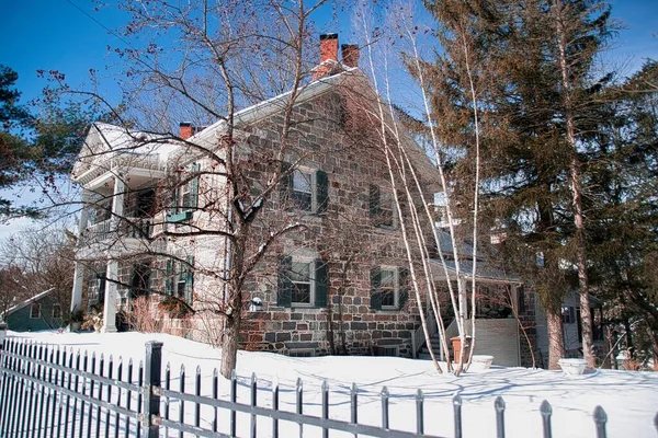 Старый Дом Покрытый Снегом Зимой — стоковое фото