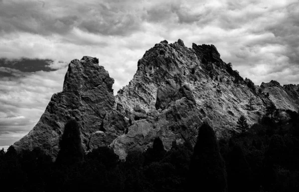 Krásné Hory Kopce Lesem Dech Beroucí Oblačná Obloha Střílel Černé — Stock fotografie