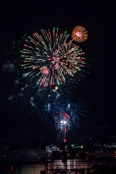 Egy Függőleges Tűzijáték Éjszaka — Stock Fotó
