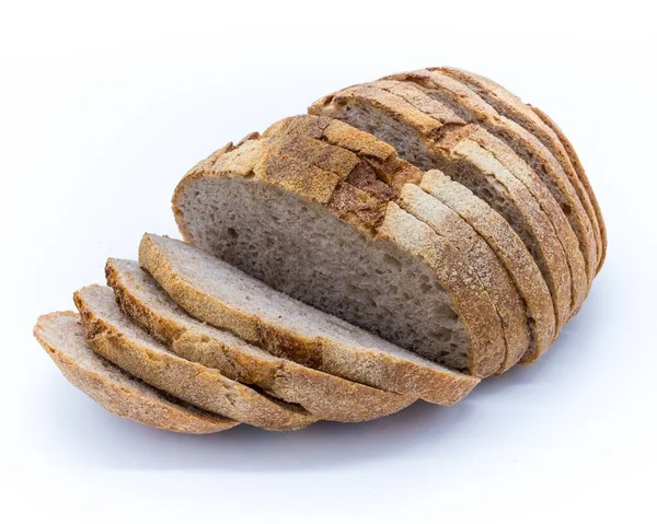 白背景下分离的黑麦酸面团面包片 — 图库照片