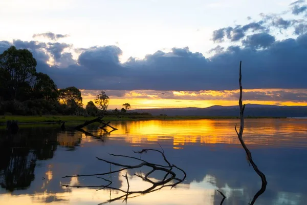 Een Prachtig Uitzicht Een Meer Met Zonsondergang Reflectie — Stockfoto