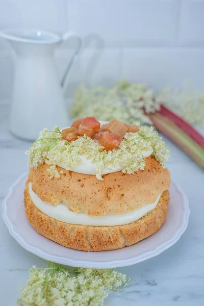 Pastel Flor Saúco Ruibarbo Plato Blanco Una Mesa Primer Plano —  Fotos de Stock