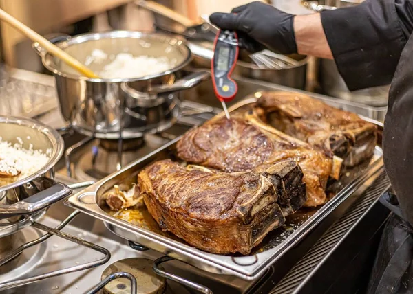 Uma Mão Chef Verificando Temperatura Carne Assada Quente — Fotografia de Stock