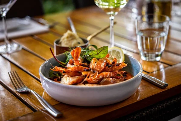 Masadaki karidesli çanağın yakın plan fotoğrafı.