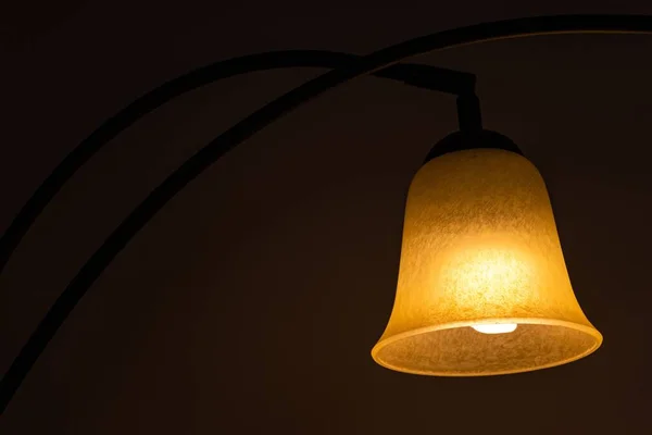 暗い部屋に黄色の鐘型のランプのクローズアップショット — ストック写真