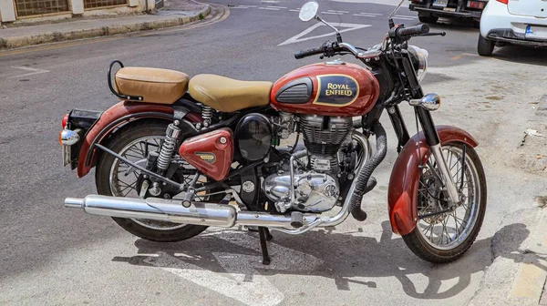 Een Royal Enfield Classic 350Cc Motorfiets Bugibba Het Mediterrane Eiland — Stockfoto