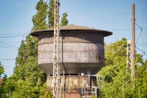 Uma Antiga Torre Água Metal Enferrujado Com Árvores Fundo Dia — Fotografia de Stock