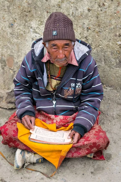 Disparo Vertical Anciano Vestido Con Ropa Cálida Cantando Limosnas Hikkim — Foto de Stock