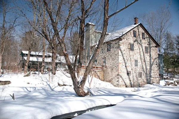 Vieja Casa Cubierta Nieve Durante Invierno — Foto de Stock