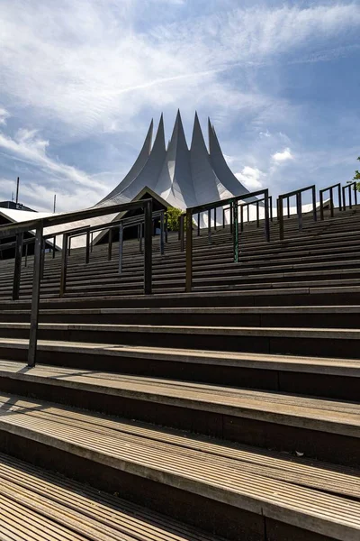 Tiro Vertical Das Escadas Tempodrom Fundo Berlim Dia Ensolarado — Fotografia de Stock