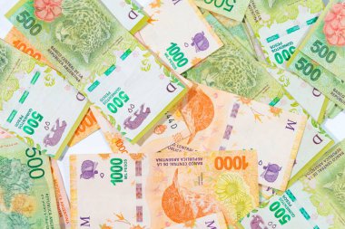 Beş yüz Arjantin pezosu ve beyaz arka planda izole edilmiş bin sterlin.