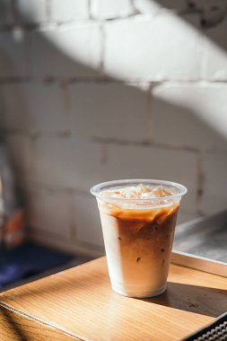 Ahşap bir masada buzlu kahve.