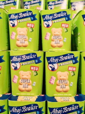 Ahoi markasının yeşil kutularındaki meyveli şekerler süpermarketin rafında.