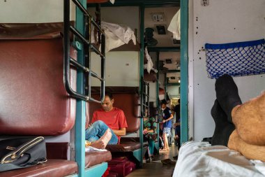 Bombay, Hindistan 'a giden insanlarla dolu yataklı vagon.