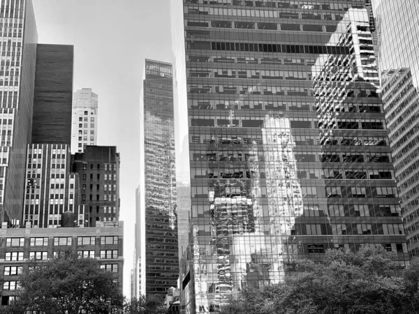 Una Escala Grises Ángulo Bajo Edificios Modernos Con Ventanas Vidrio — Foto de Stock