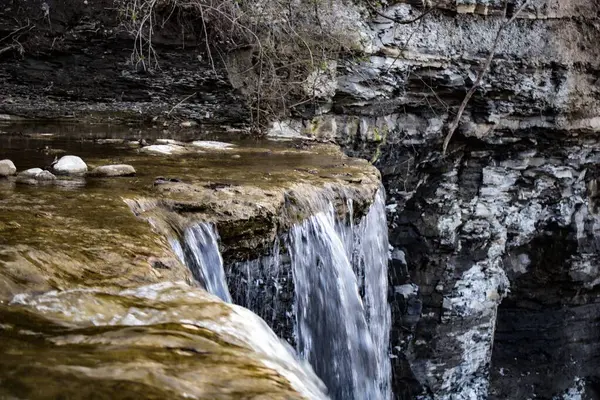 岩の多い崖に対する滝の閉鎖 — ストック写真