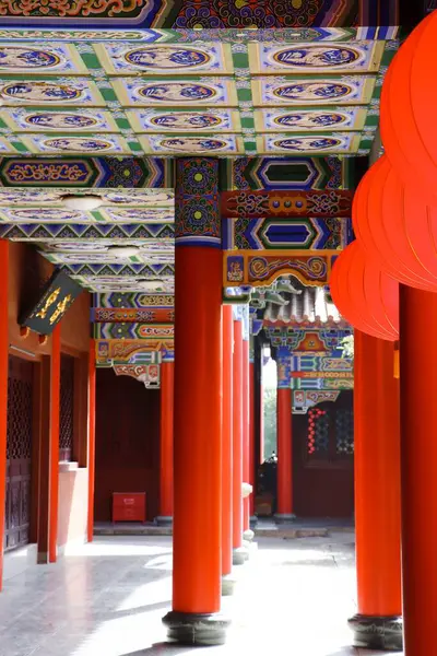 赤い柱と美しい天井の装飾が施された中国の寺院の入り口の垂直ショット — ストック写真