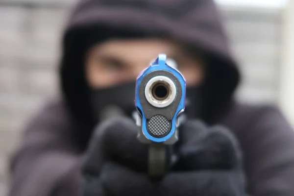 Broń Rękach Zamaskowanego Mężczyzny Czarnych Ciuchach Rękawiczkach Koncepcja Kryminalna — Zdjęcie stockowe