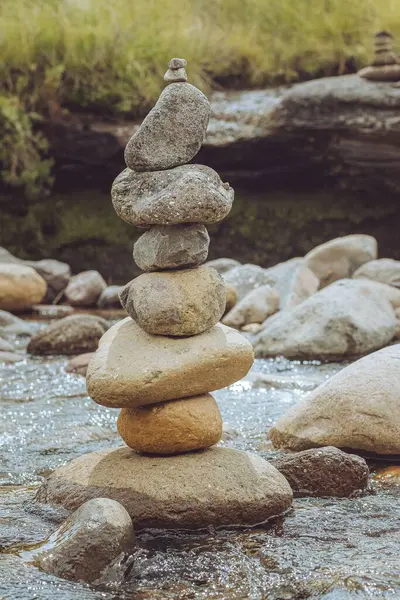 Eine Vertikale Aufnahme Von Gestapelten Steinen Auf Einem Fluss — Stockfoto