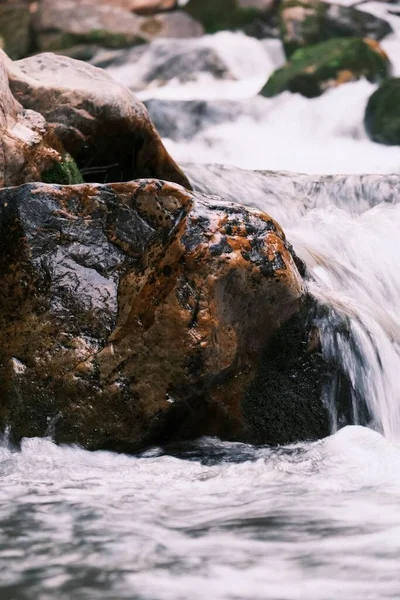 범람하는 강물에서 바위들을 클로즈업하여 — 스톡 사진