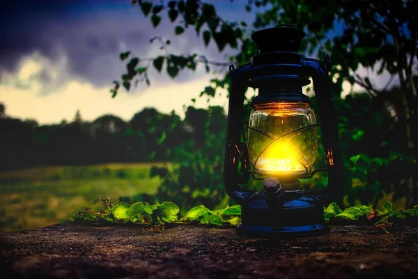 Una Linterna Iluminada Piedra Con Árboles Verdes Parque Fondo —  Fotos de Stock