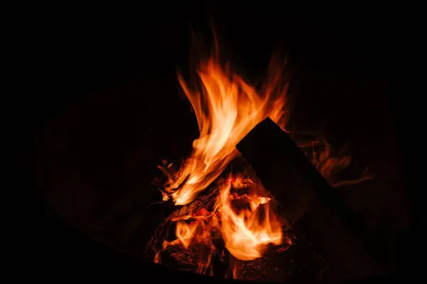 森林里一场夜间篝火的特写镜头 — 图库照片