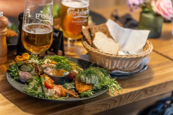 Tipik Bir Danimarka Yemeğine Yakın Çekim Smorrebrod Tereyağlı Ekmek Bira — Stok fotoğraf