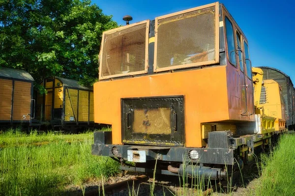 一座废弃车站上的一辆黄色德国旧机车的特写镜头 — 图库照片