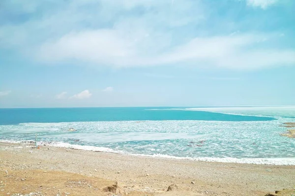 浅蓝色天空下沙滩附近的水体 — 图库照片