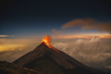 Volkan de Fuego 'nun günbatımından sonra yapılan bir çekim büyük bir patlama yarattı.