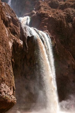 Marakeş Fas 'taki kayalardan akan Ouzoud şelalesinin dikey görüntüsü.