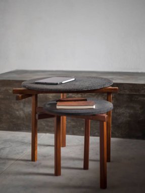 Doğal ahşaptan yapılmış küçük bir kahve ya da dergi masası tasarımı.